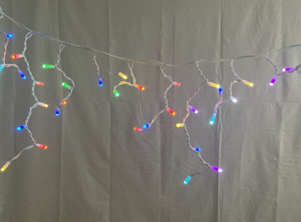 „Varveklis Icicle Light“ su 108 LED lempučių, 3m x 50cm dydžio ir baltu laidu, RGB